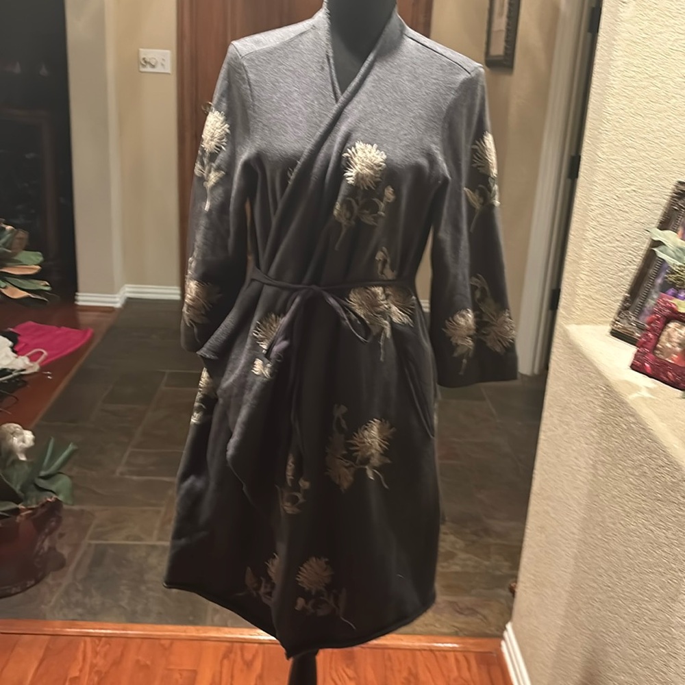 Beautiful JWLA grey tunic with gorgeous cream colored embroidered flowers. Sz L